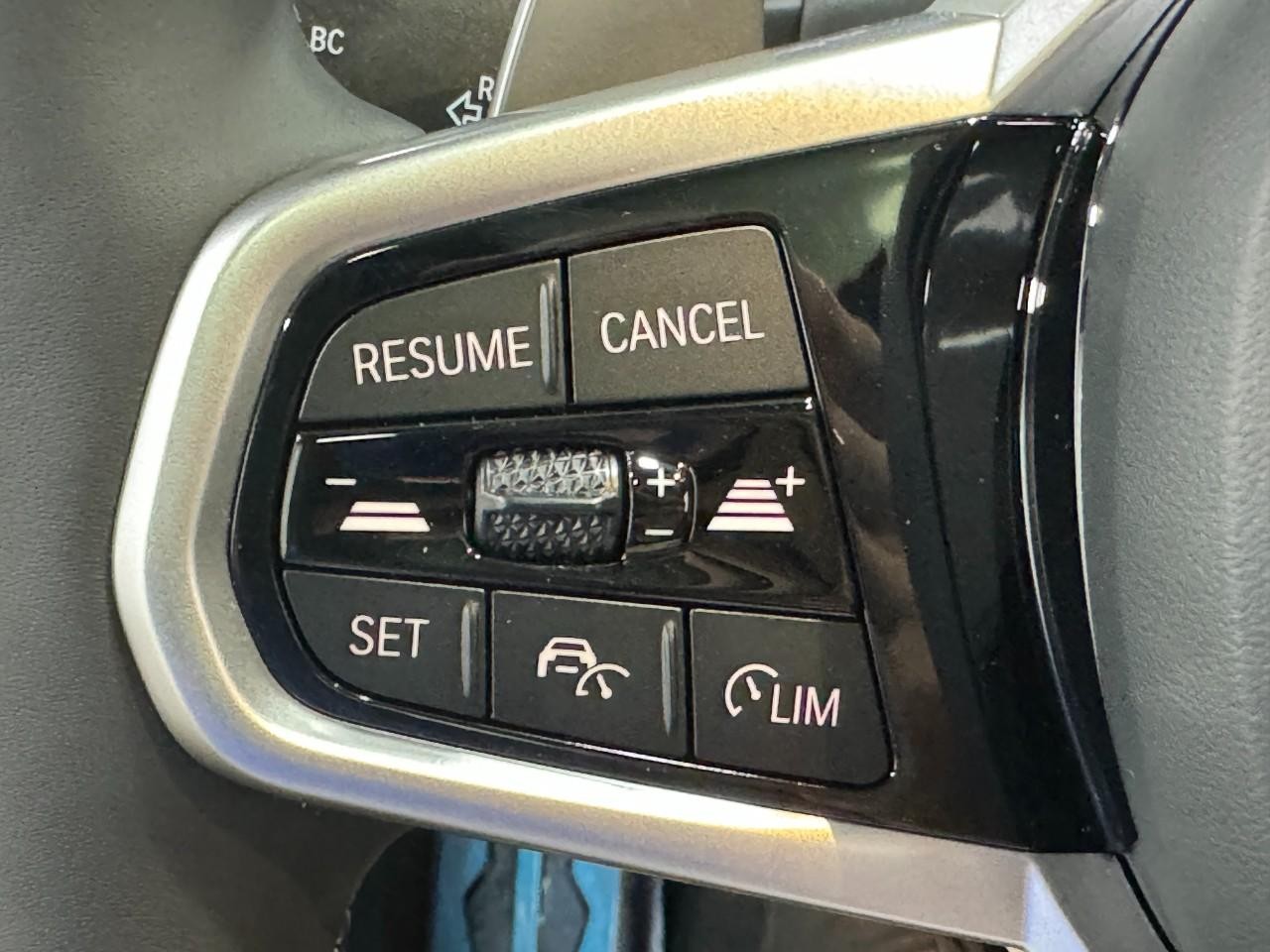 BMW 2 Series Vehicle Full-screen Gallery Image 28