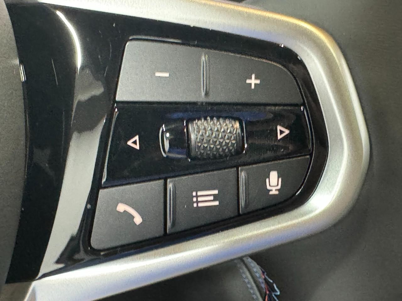 BMW 2 Series Vehicle Full-screen Gallery Image 29