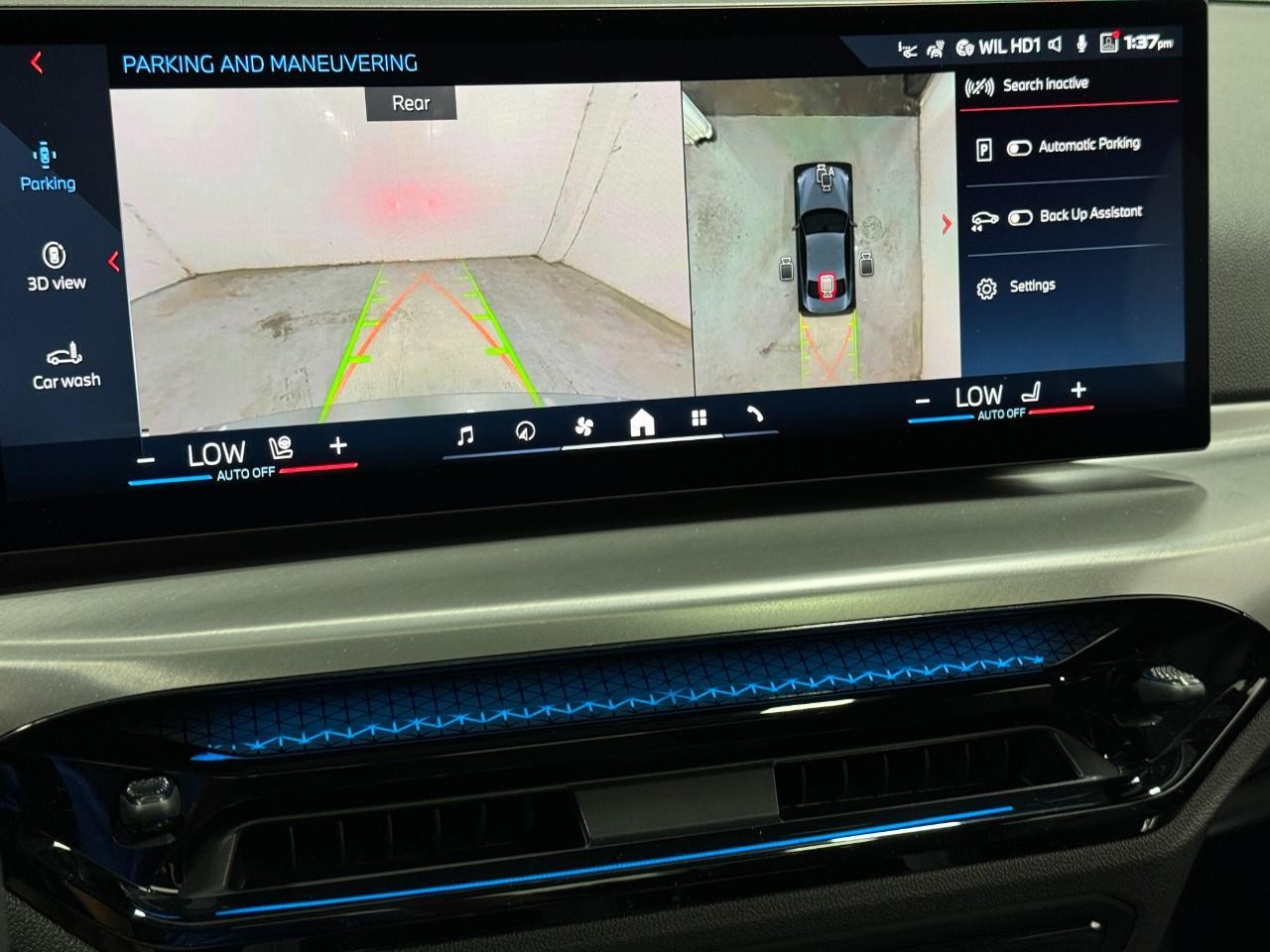 BMW 2 Series Vehicle Full-screen Gallery Image 31