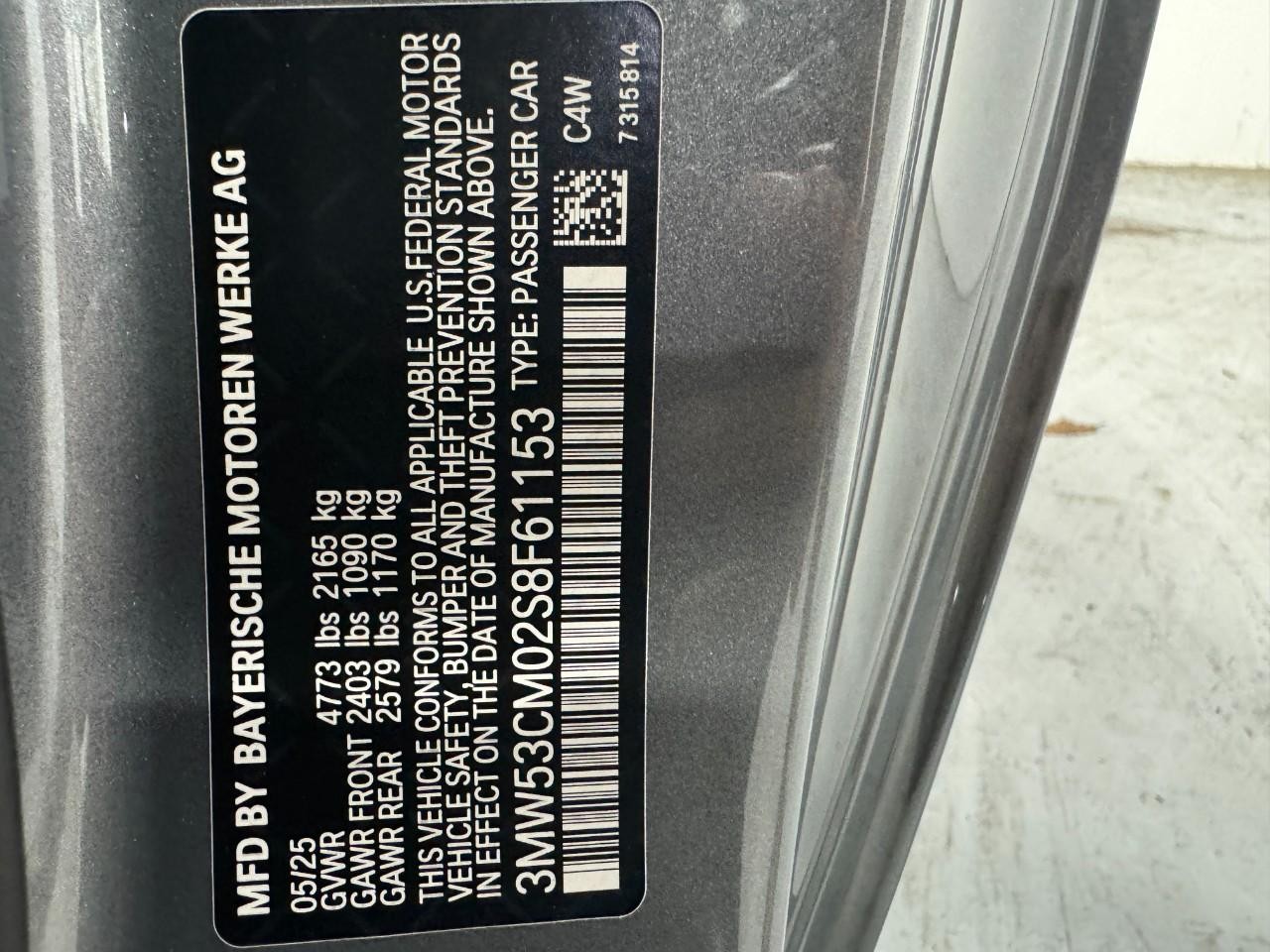 BMW 2 Series Vehicle Full-screen Gallery Image 32