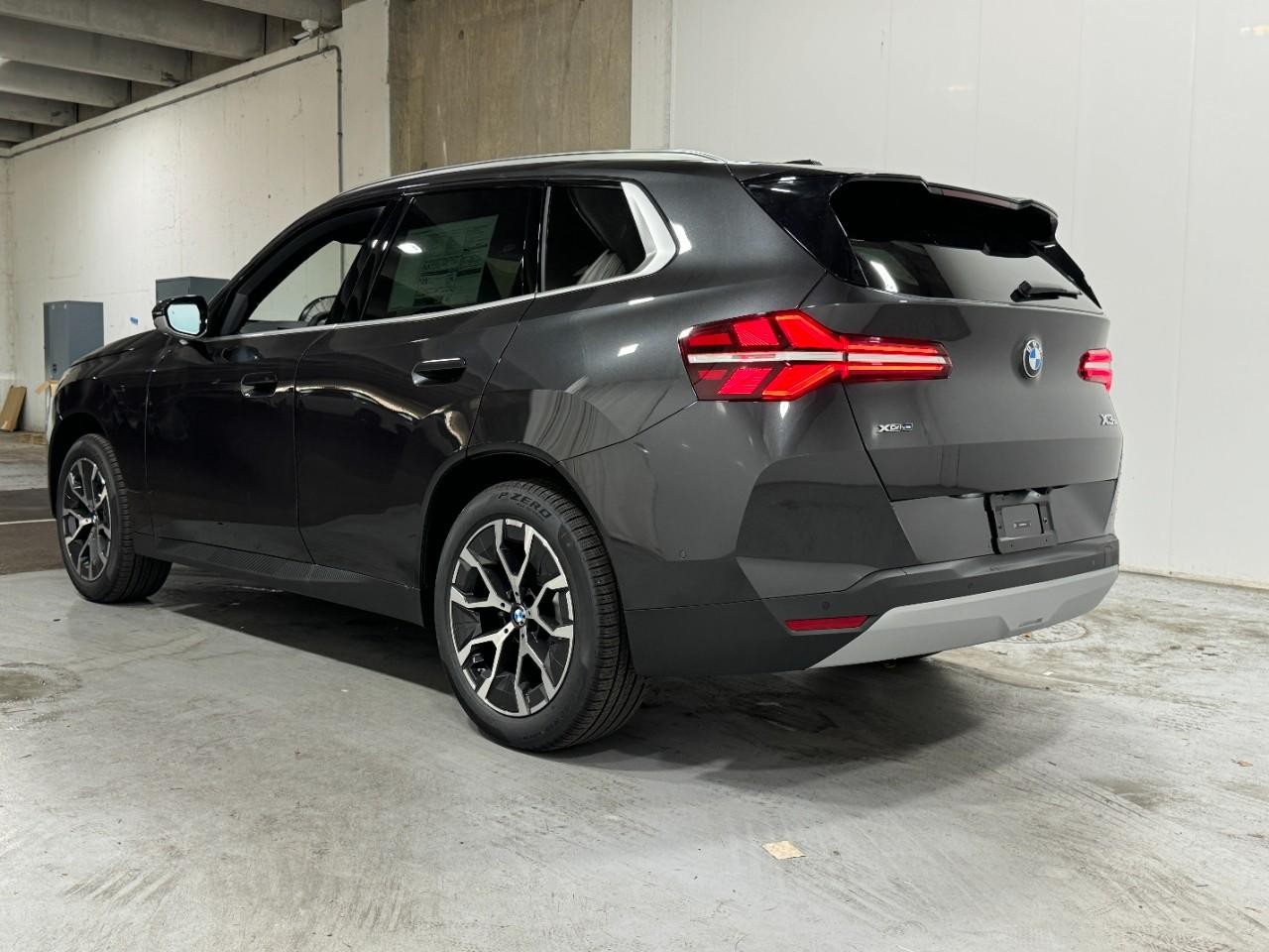 BMW X3 Vehicle Full-screen Gallery Image 3