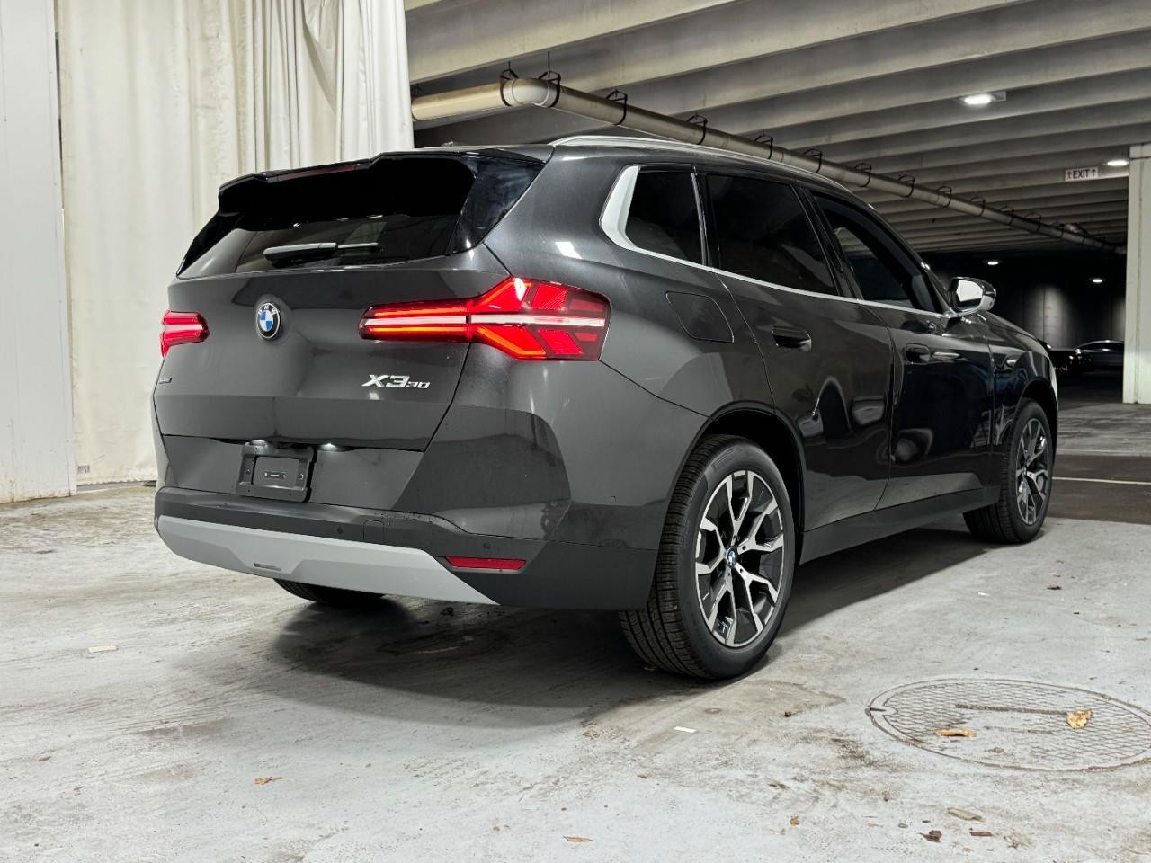 BMW X3 Vehicle Full-screen Gallery Image 4