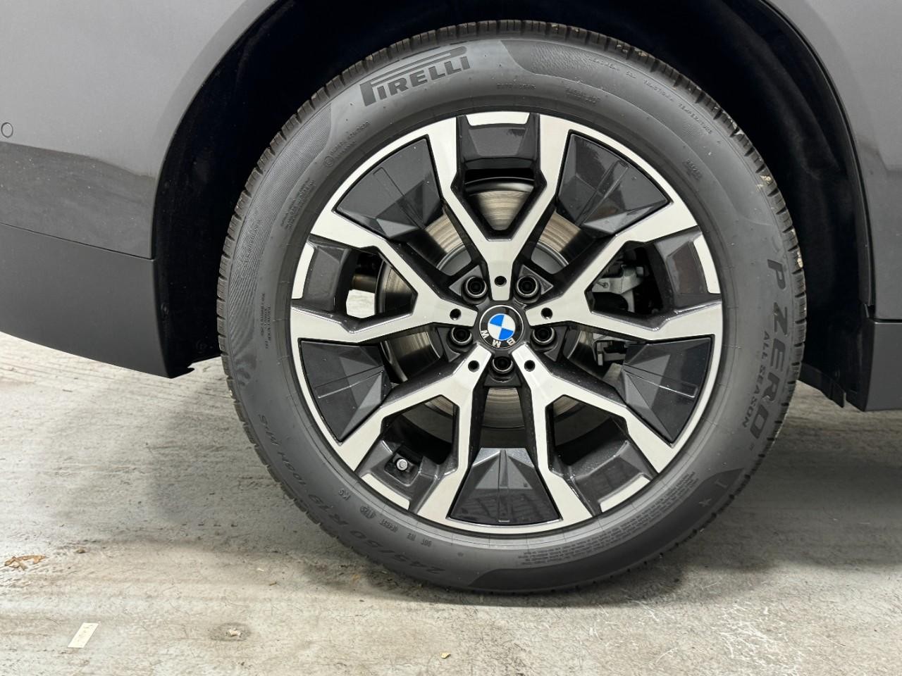 BMW X3 Vehicle Full-screen Gallery Image 5