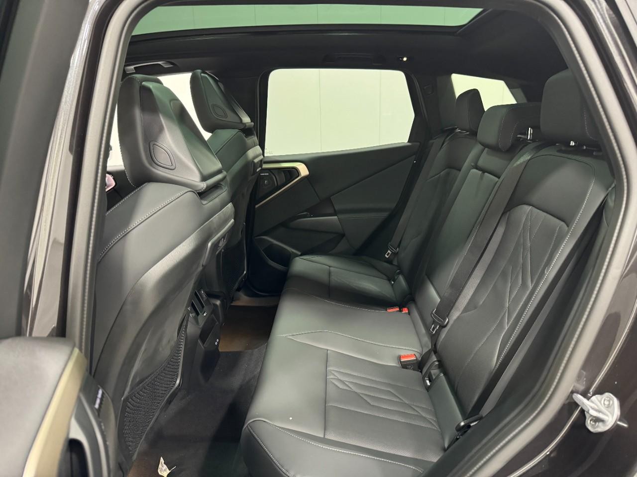 BMW X3 Vehicle Full-screen Gallery Image 8