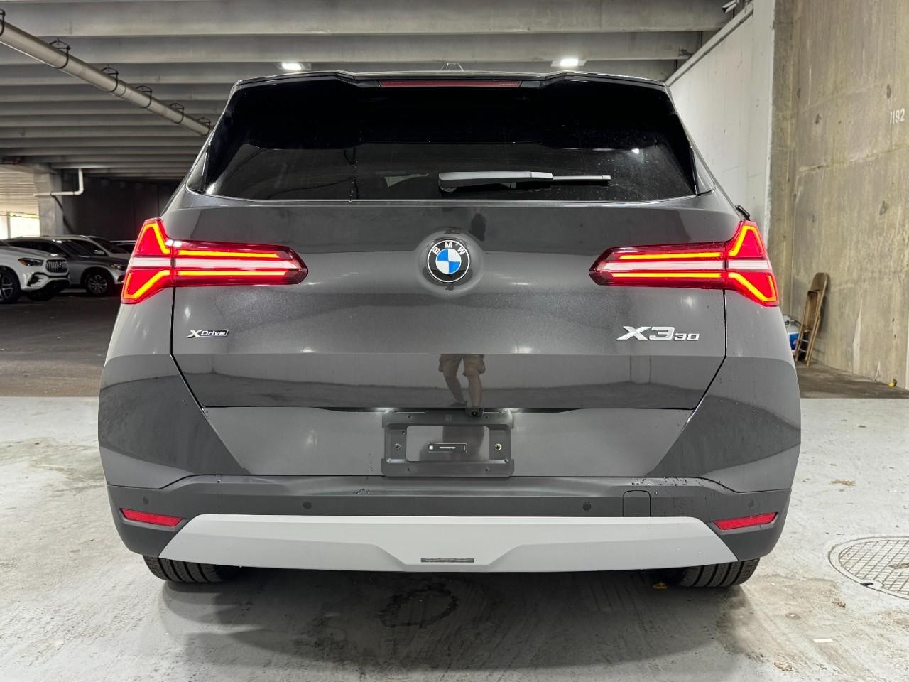 BMW X3 Vehicle Full-screen Gallery Image 9