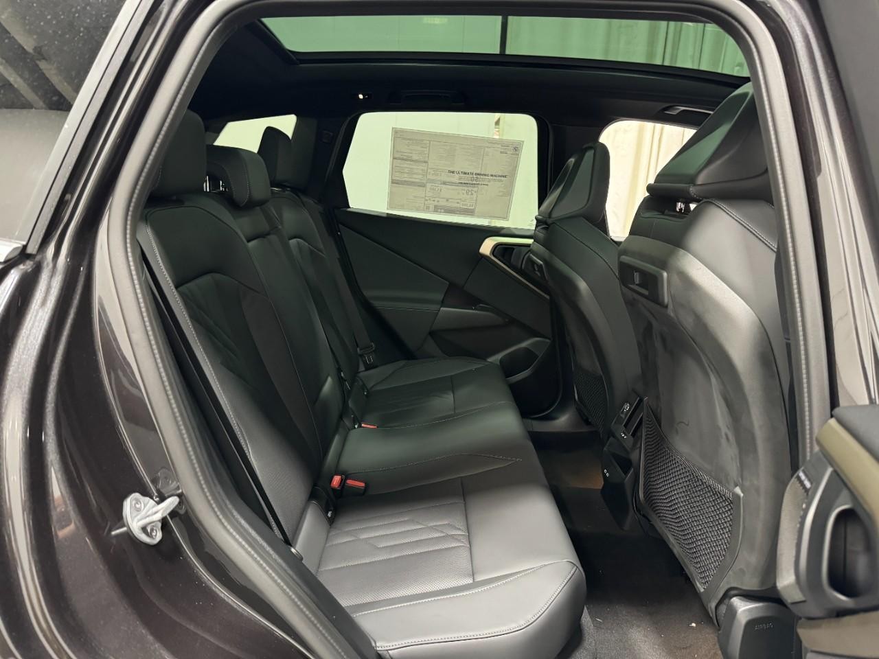 BMW X3 Vehicle Full-screen Gallery Image 10