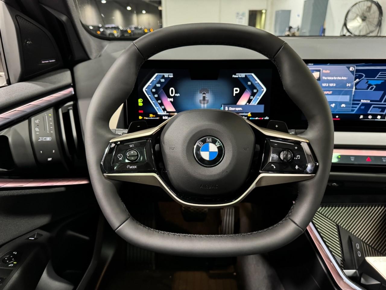 BMW X3 Vehicle Full-screen Gallery Image 13