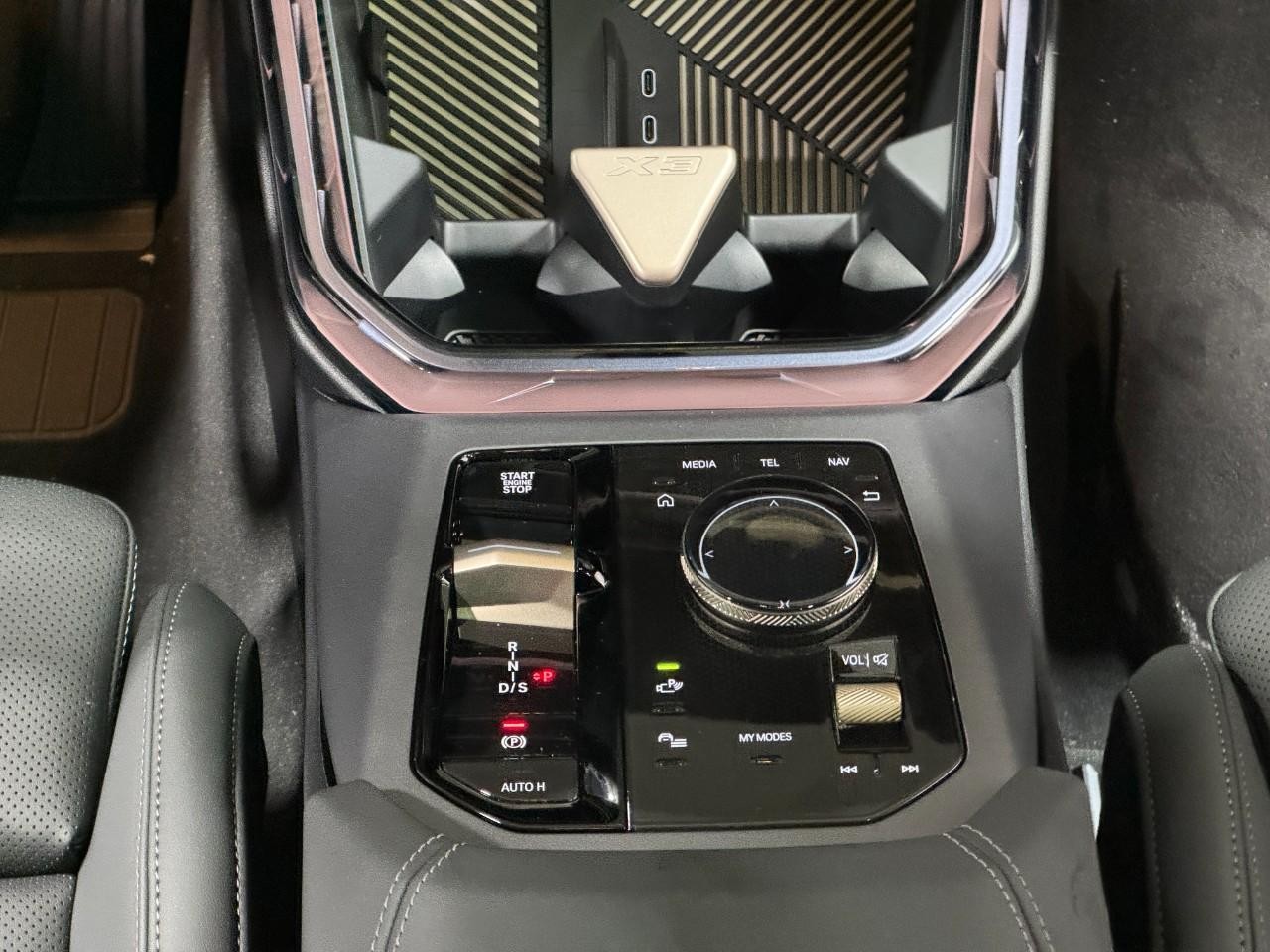 BMW X3 Vehicle Full-screen Gallery Image 16