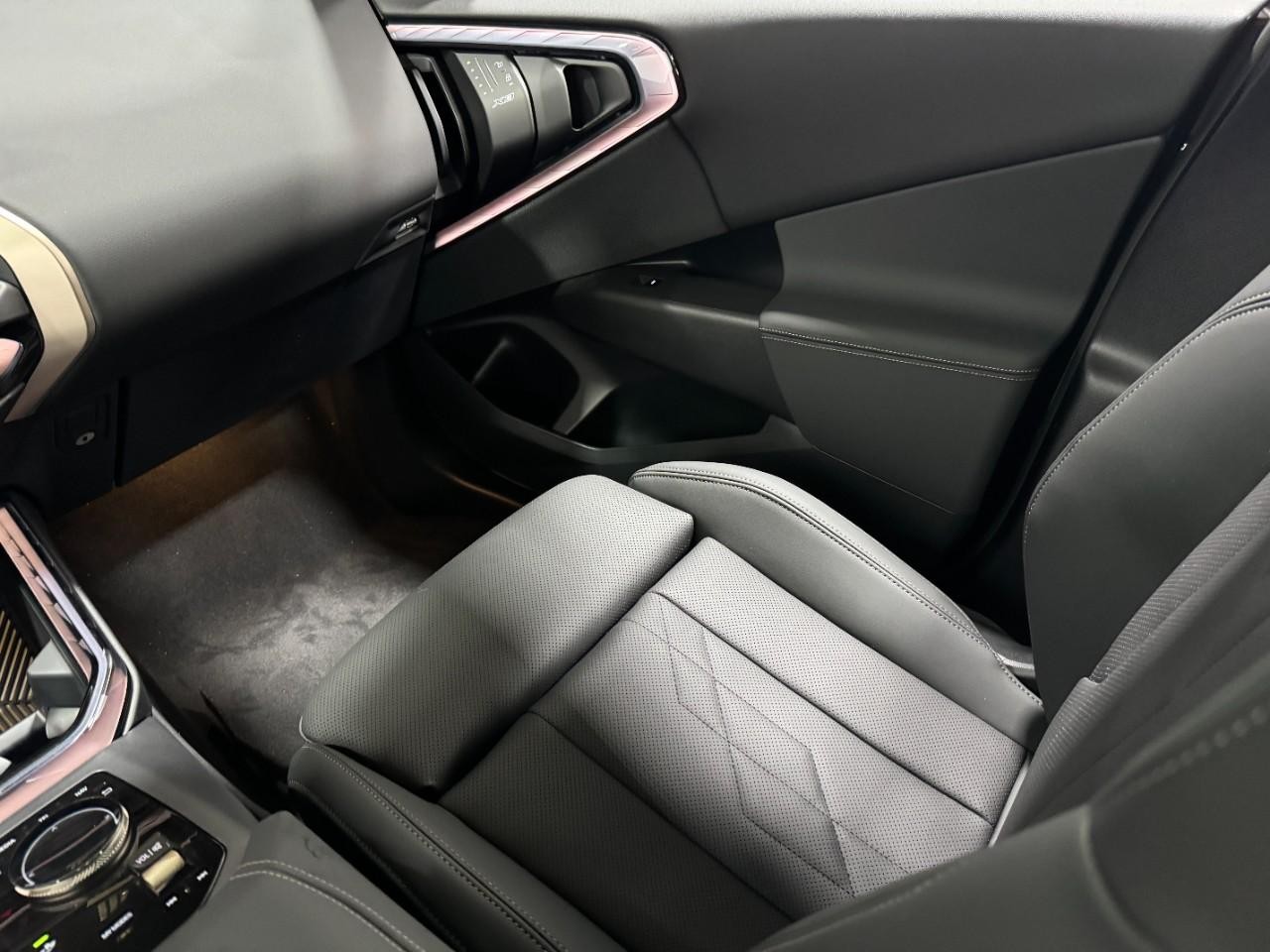 BMW X3 Vehicle Full-screen Gallery Image 17