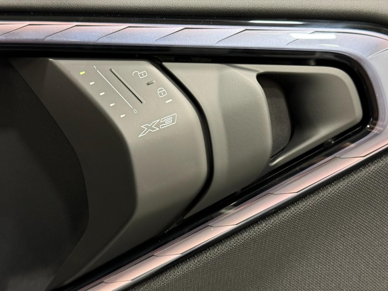 BMW X3 Vehicle Full-screen Gallery Image 18