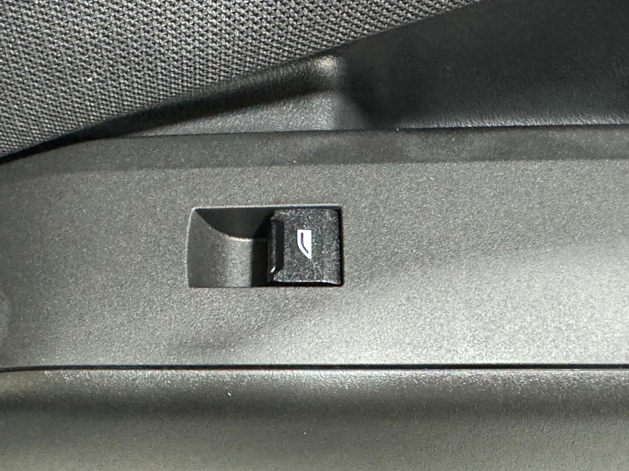 BMW X3 Vehicle Full-screen Gallery Image 19