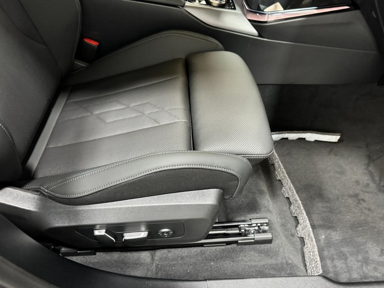 BMW X3 Vehicle Full-screen Gallery Image 21