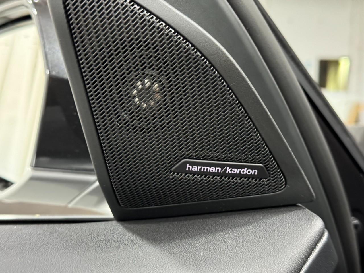 BMW X3 Vehicle Full-screen Gallery Image 22