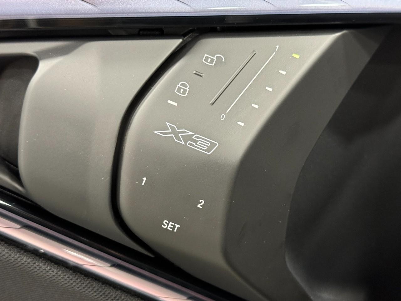 BMW X3 Vehicle Full-screen Gallery Image 23