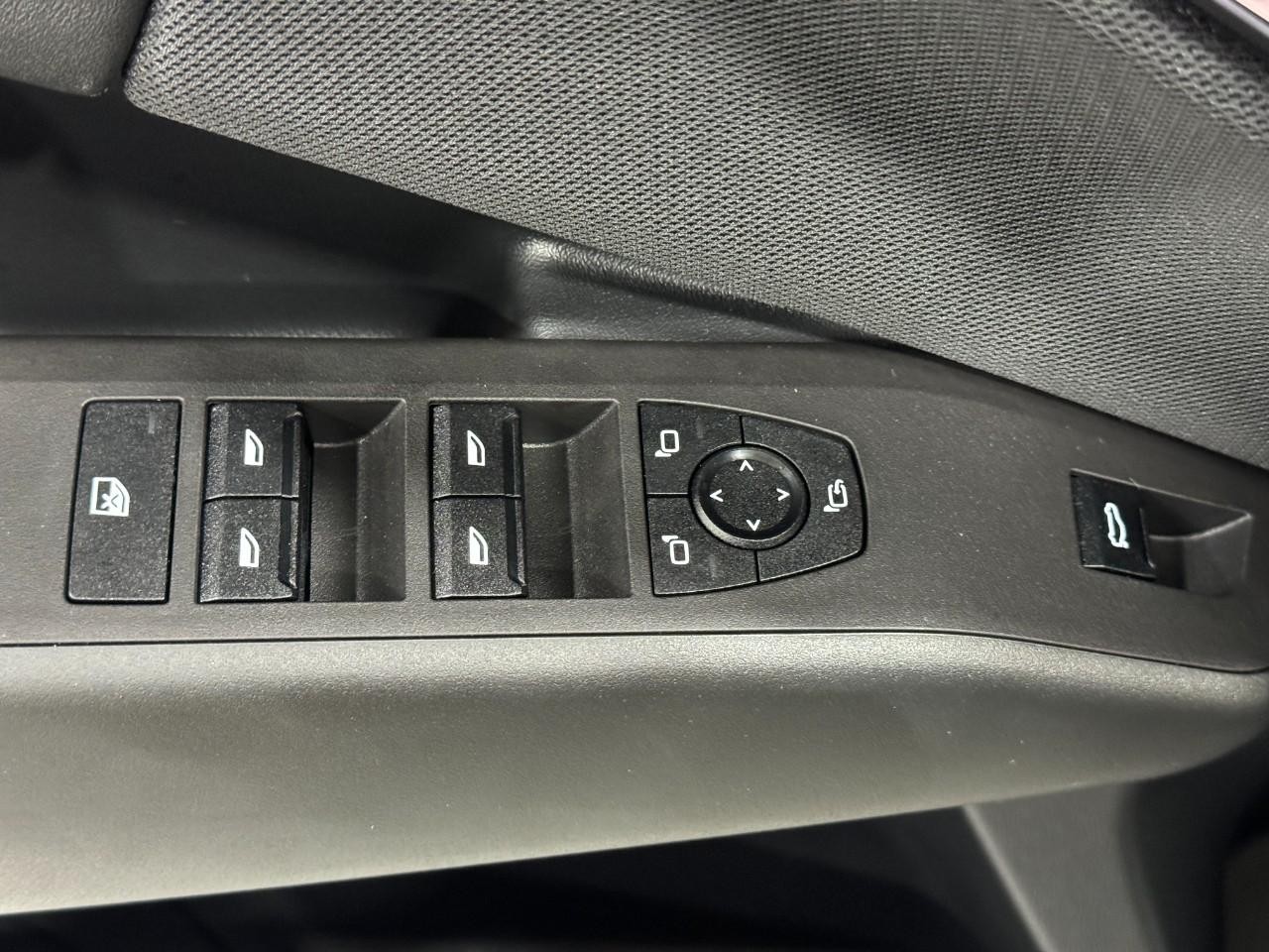 BMW X3 Vehicle Full-screen Gallery Image 24