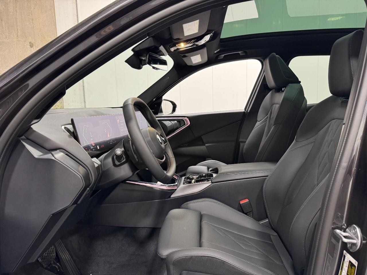 BMW X3 Vehicle Full-screen Gallery Image 25