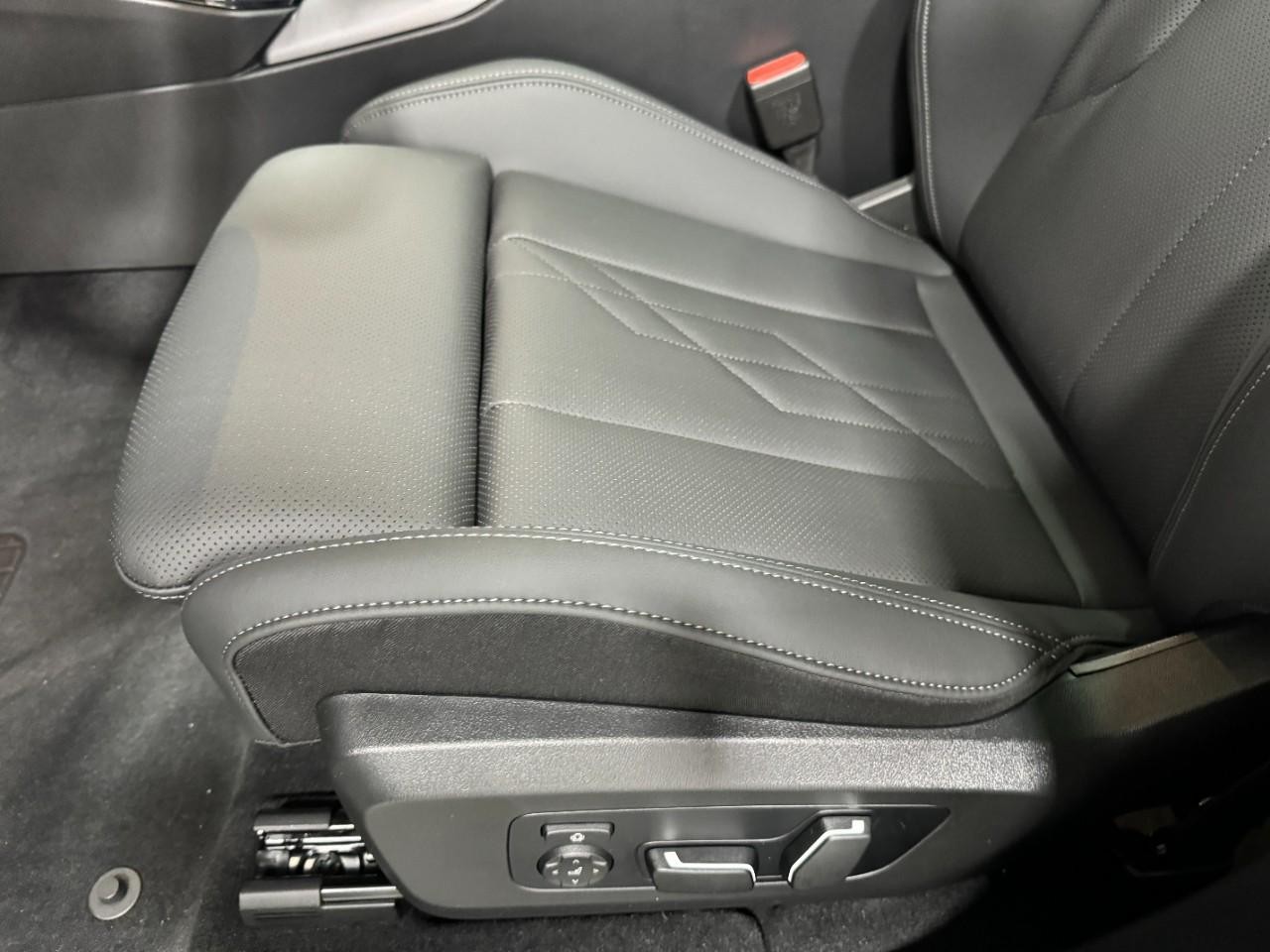 BMW X3 Vehicle Full-screen Gallery Image 26