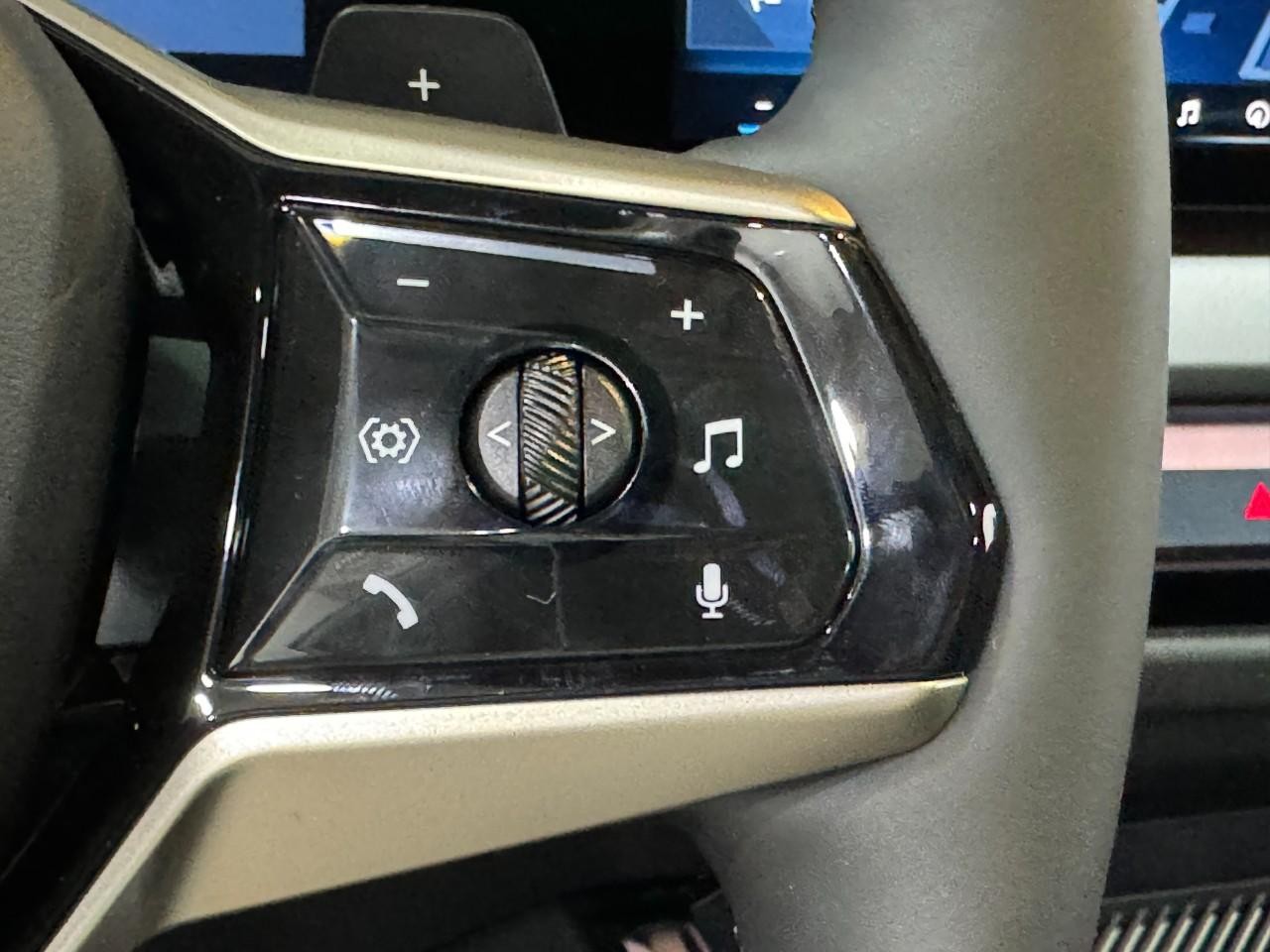 BMW X3 Vehicle Full-screen Gallery Image 30