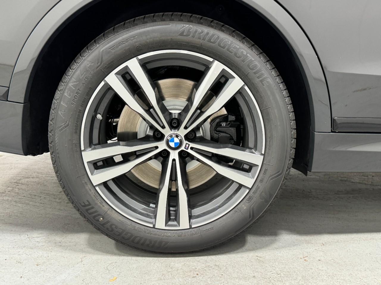 BMW X7 Vehicle Full-screen Gallery Image 5