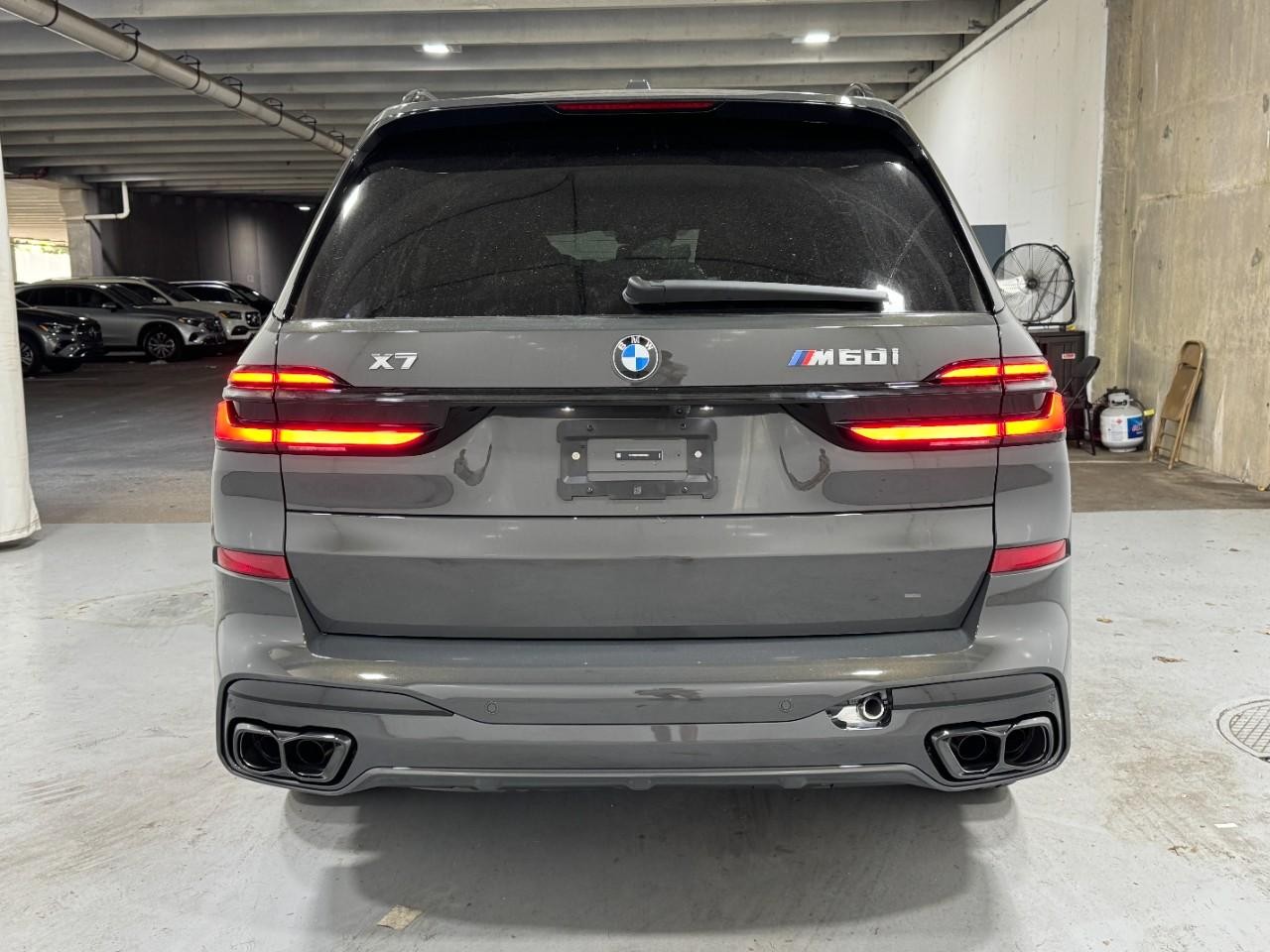 BMW X7 Vehicle Full-screen Gallery Image 10