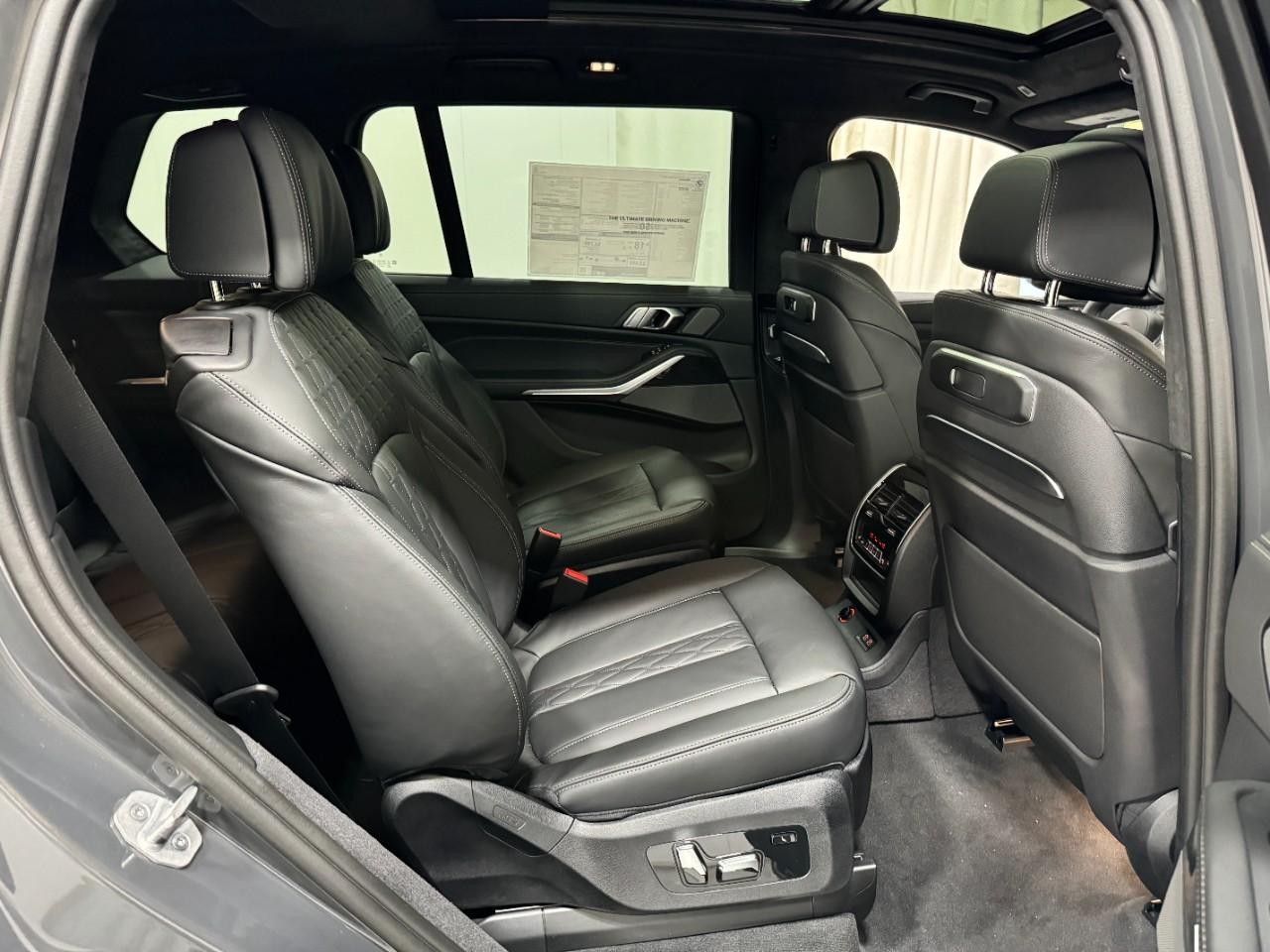 BMW X7 Vehicle Full-screen Gallery Image 12