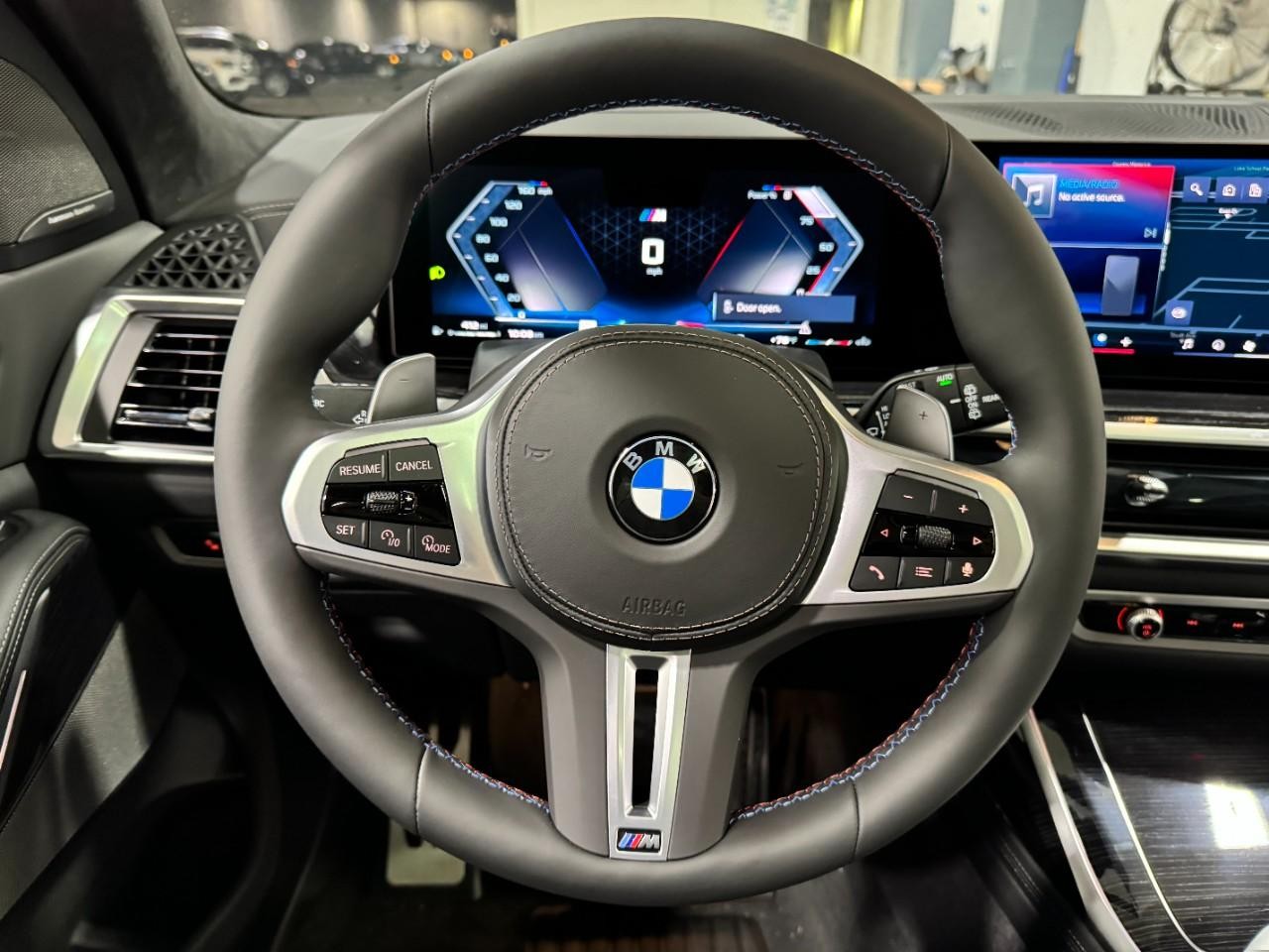 BMW X7 Vehicle Full-screen Gallery Image 16