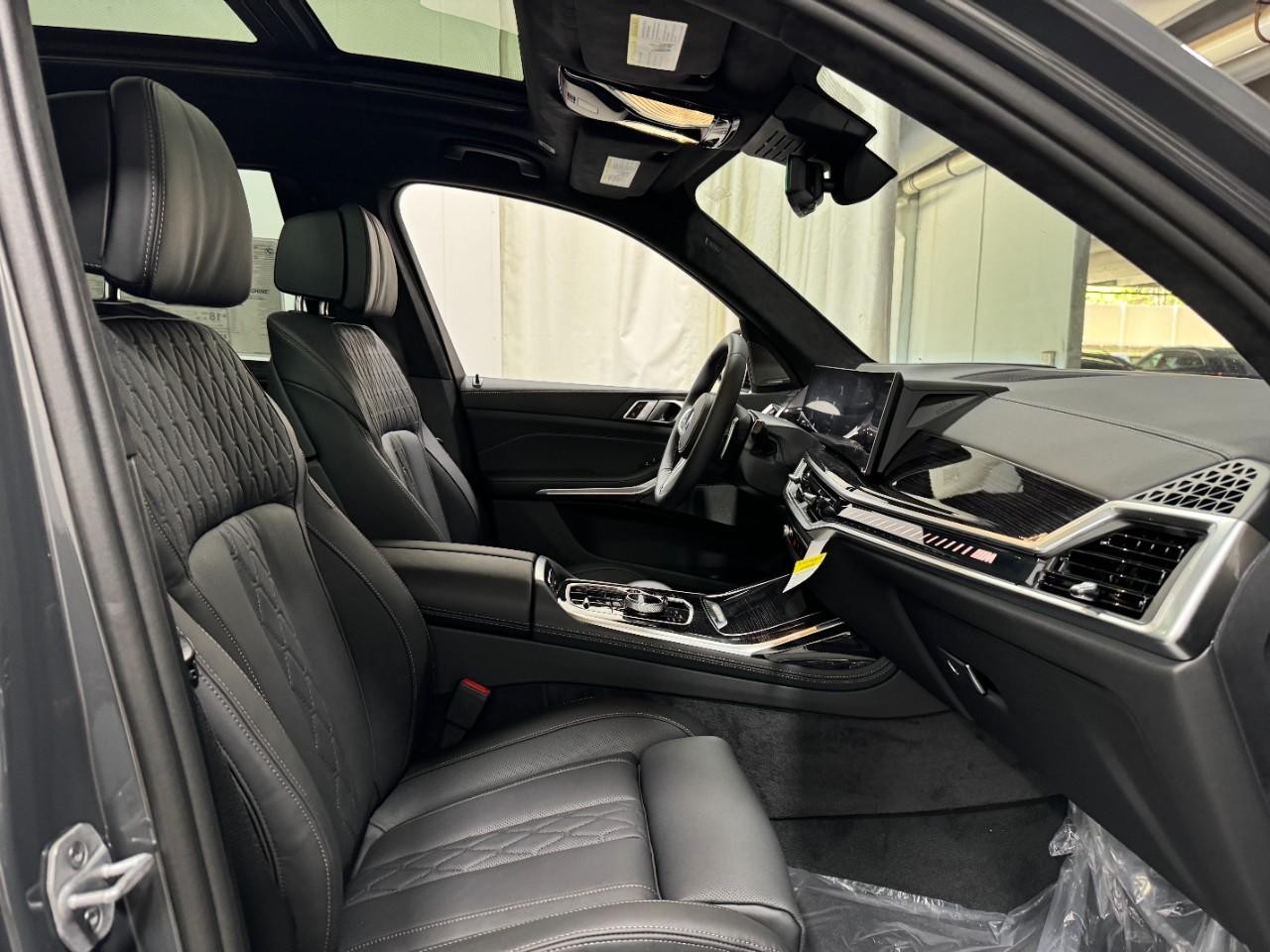 BMW X7 Vehicle Full-screen Gallery Image 21