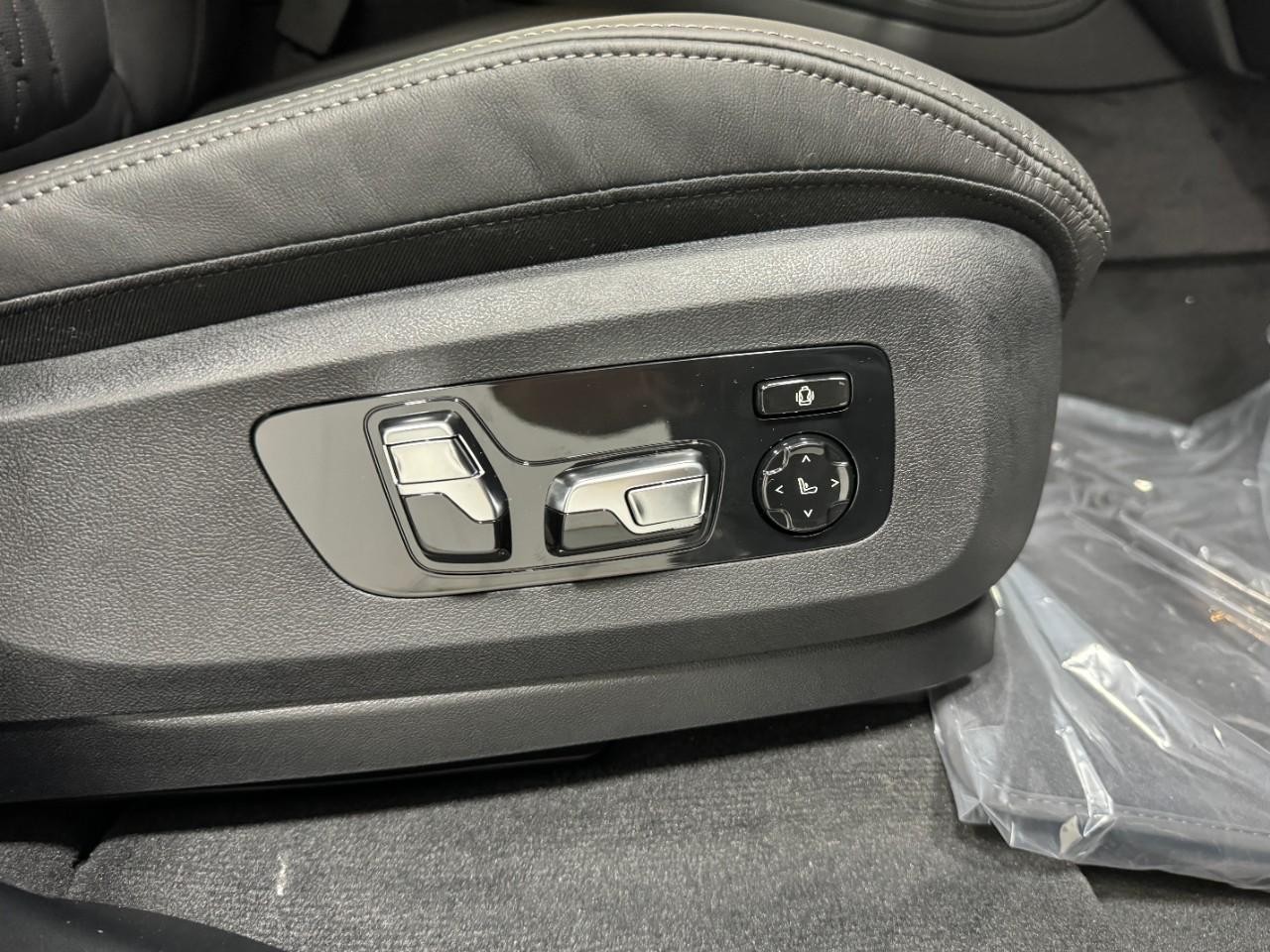 BMW X7 Vehicle Full-screen Gallery Image 23