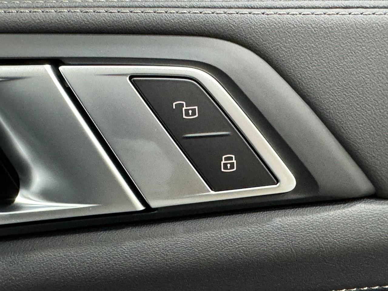 BMW X7 Vehicle Full-screen Gallery Image 25