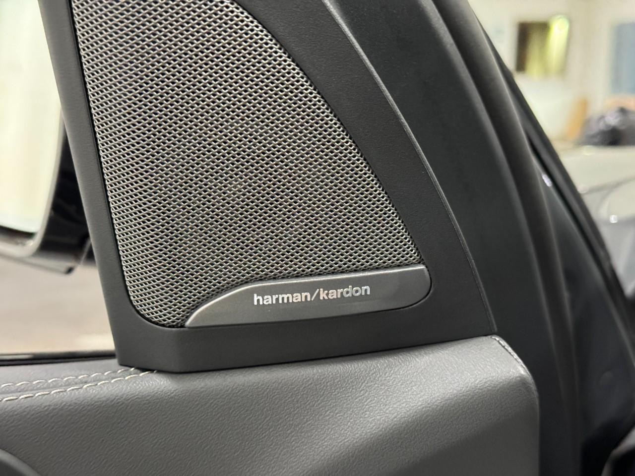 BMW X7 Vehicle Full-screen Gallery Image 27