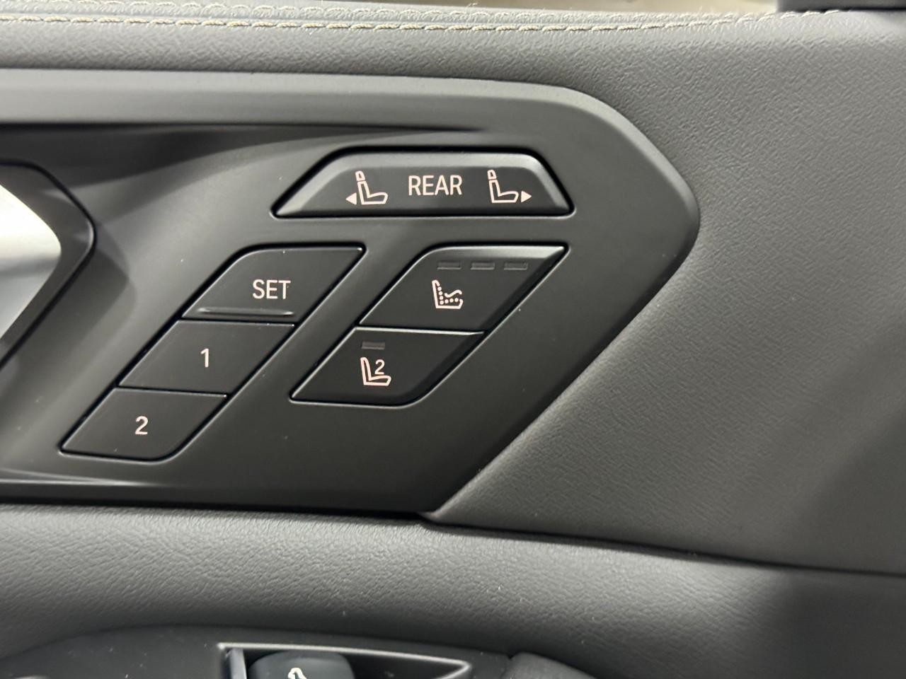 BMW X7 Vehicle Full-screen Gallery Image 28