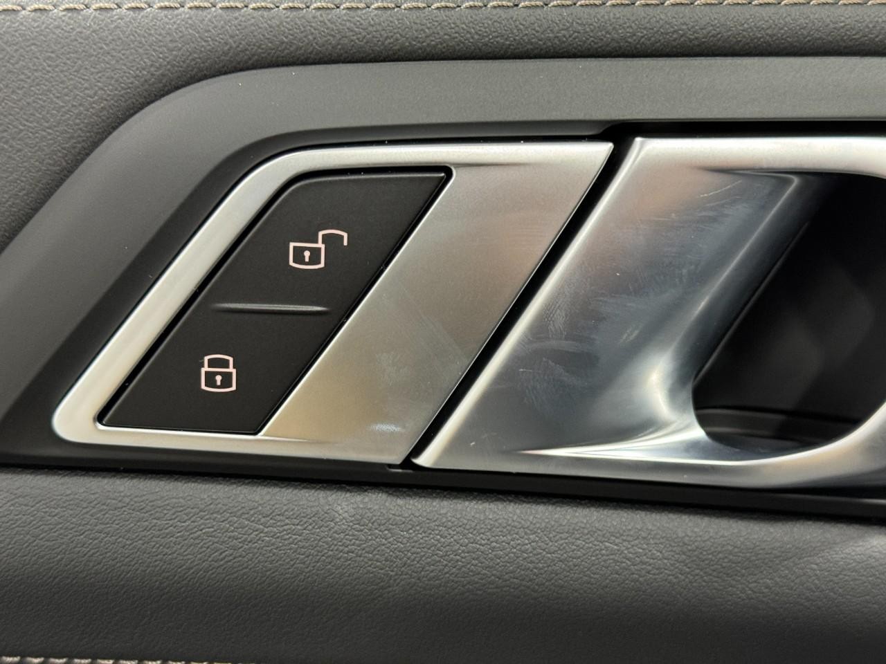 BMW X7 Vehicle Full-screen Gallery Image 29