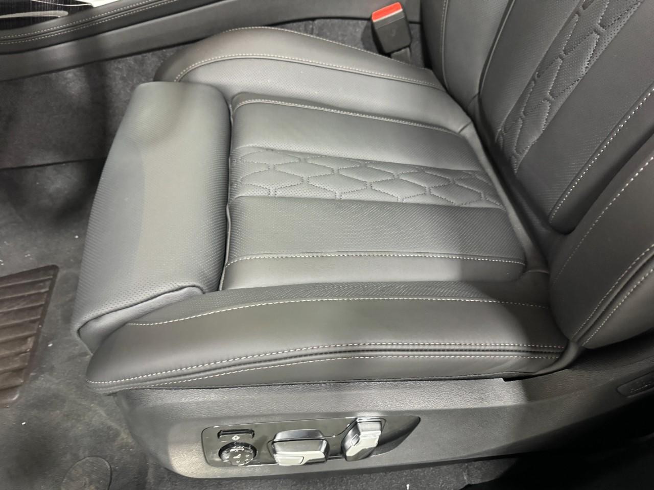 BMW X7 Vehicle Full-screen Gallery Image 32