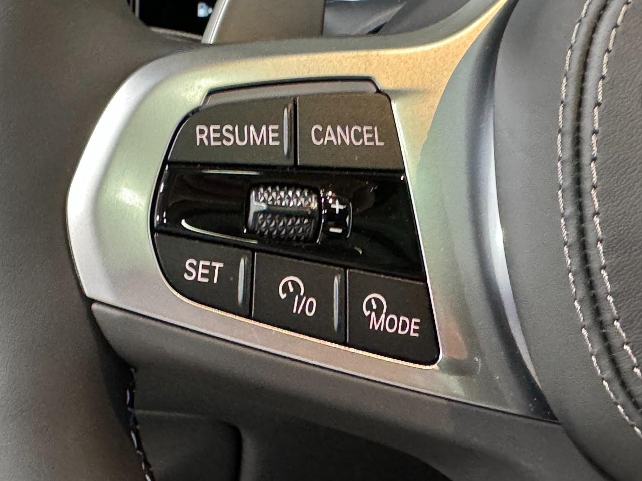 BMW X7 Vehicle Full-screen Gallery Image 35