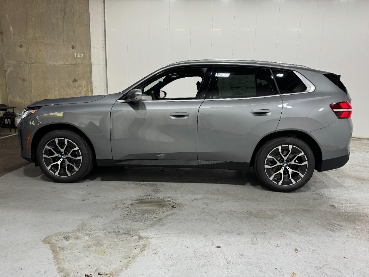 BMW X3 Vehicle Full-screen Gallery Image 2