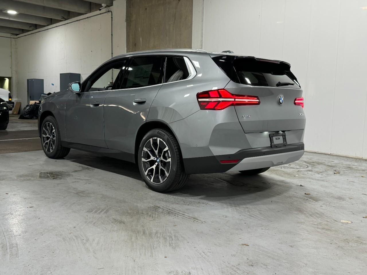 BMW X3 Vehicle Full-screen Gallery Image 3