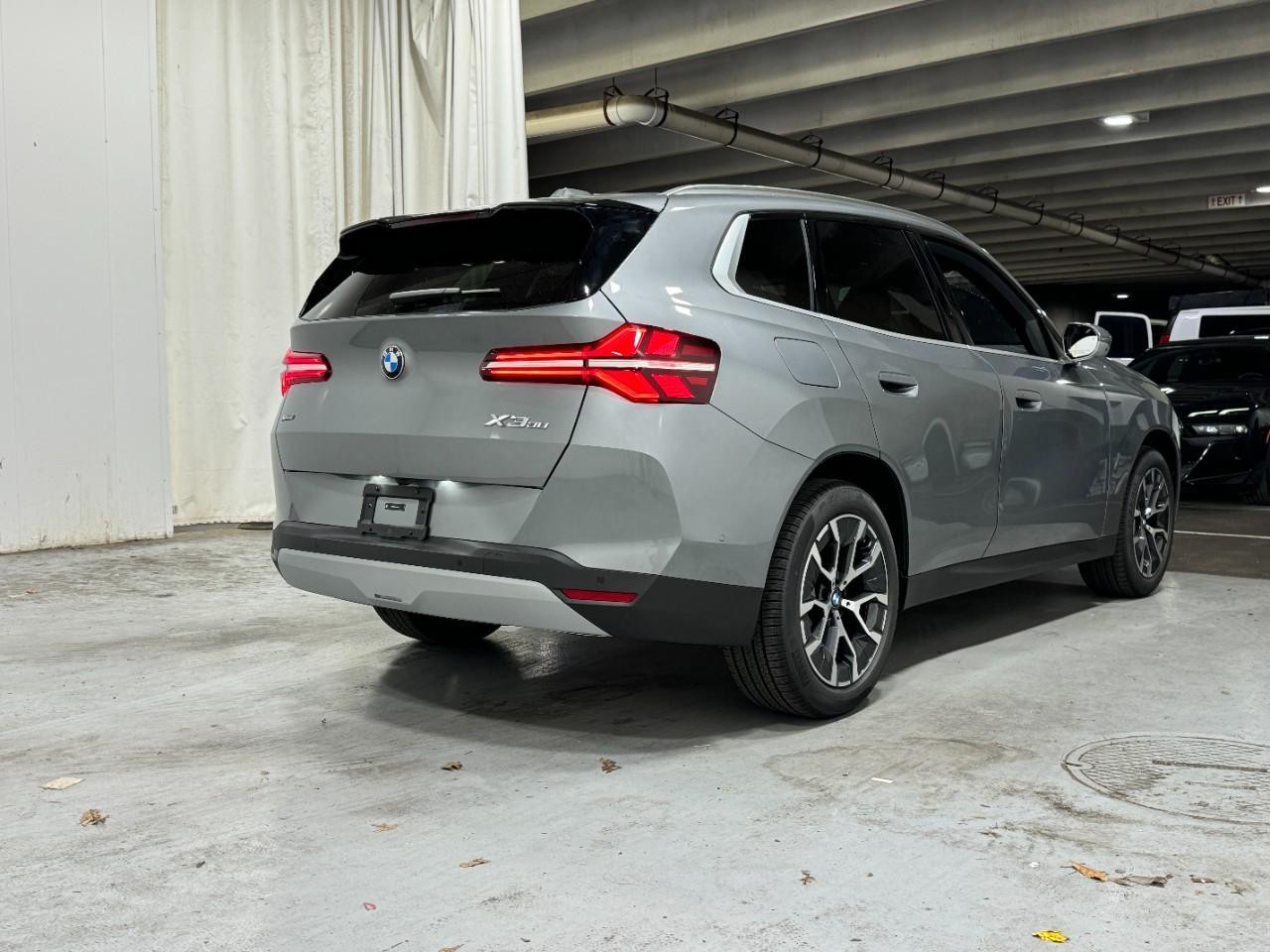 BMW X3 Vehicle Full-screen Gallery Image 4