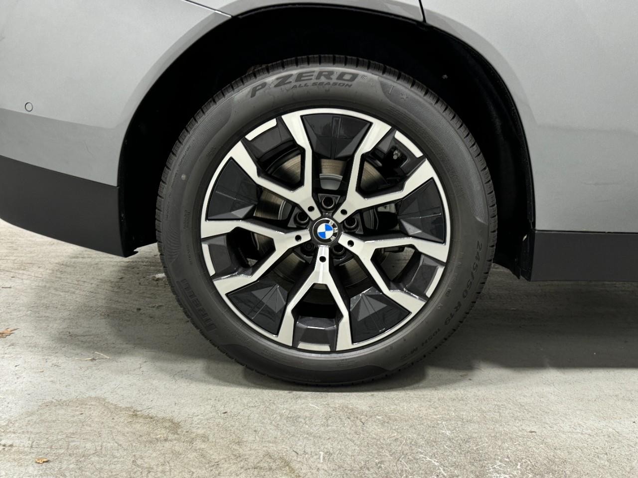 BMW X3 Vehicle Full-screen Gallery Image 5