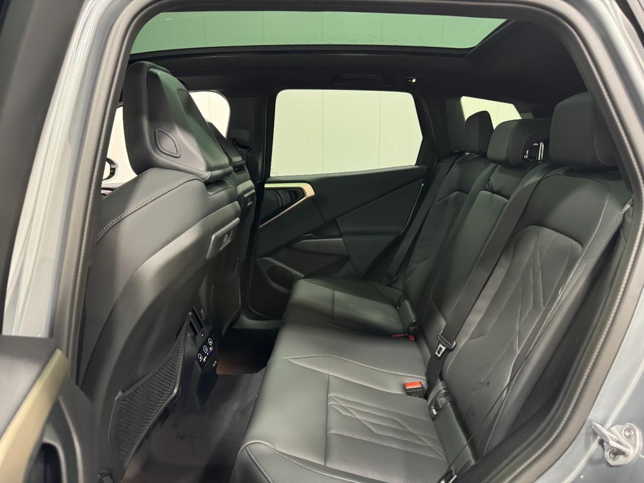 BMW X3 Vehicle Full-screen Gallery Image 8