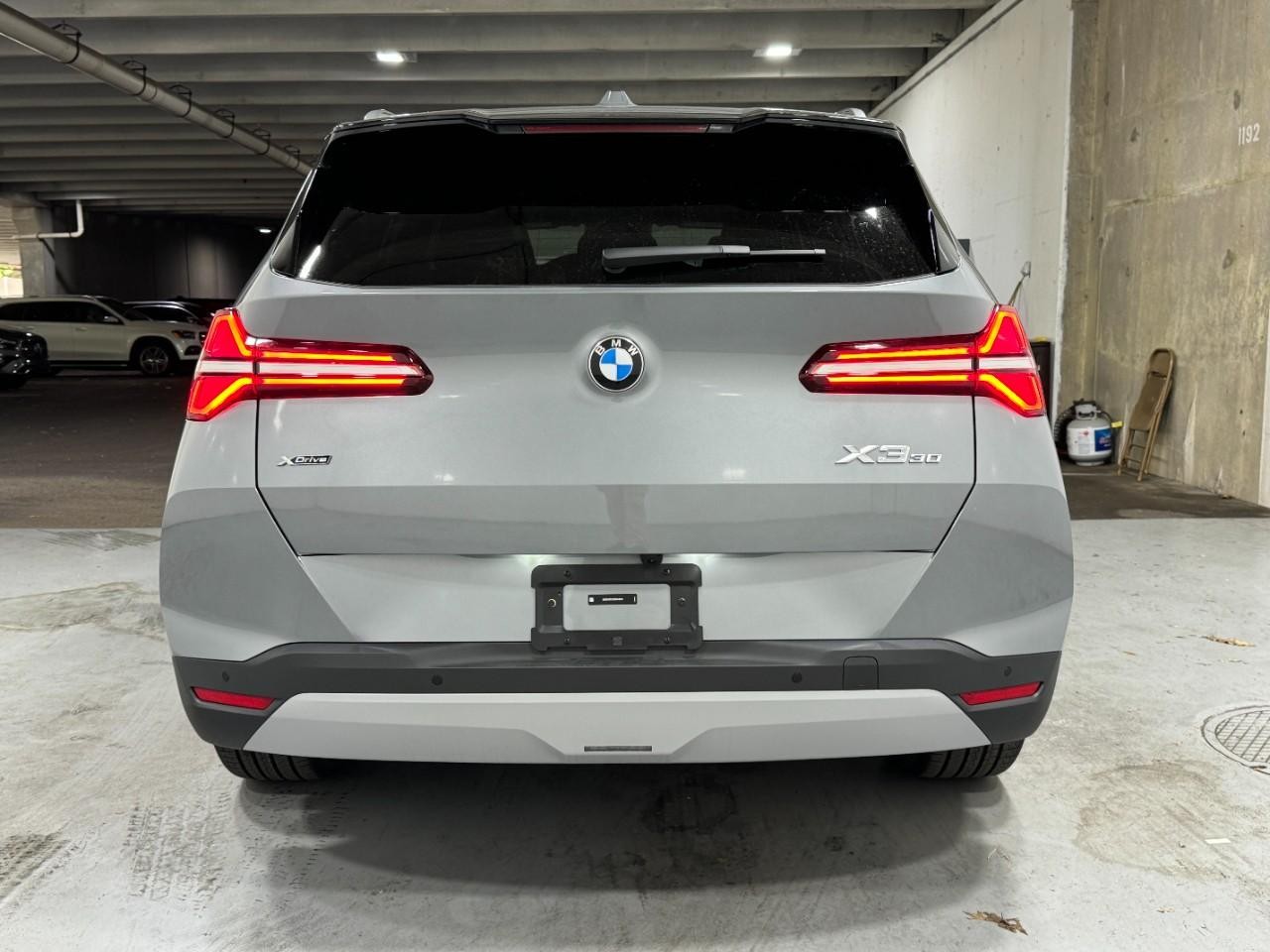 BMW X3 Vehicle Full-screen Gallery Image 9