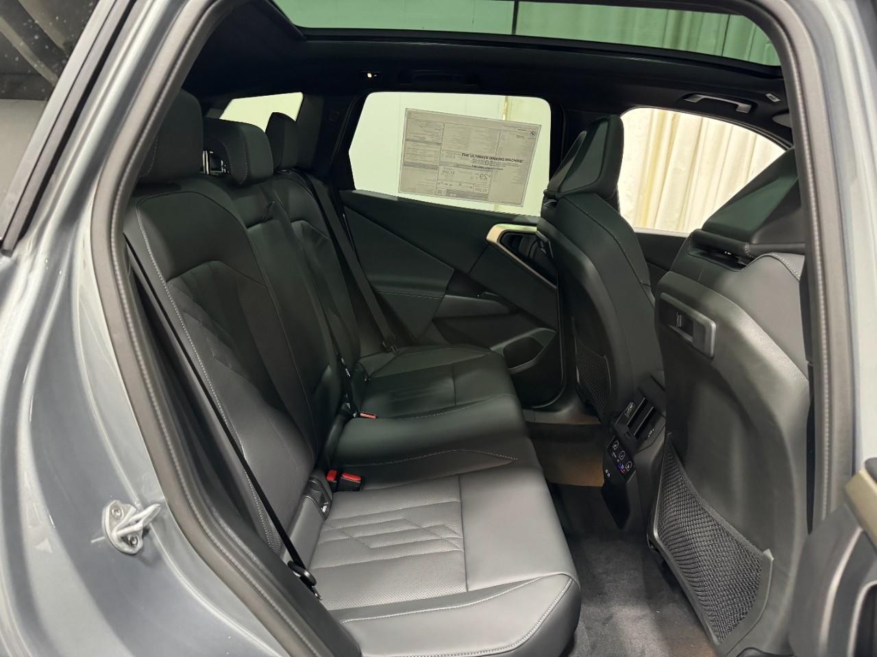 BMW X3 Vehicle Full-screen Gallery Image 10