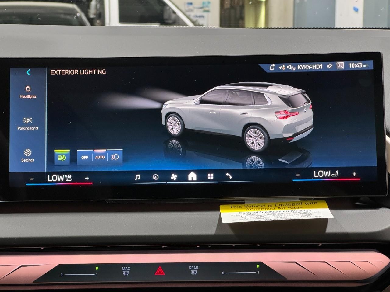 BMW X3 Vehicle Full-screen Gallery Image 15