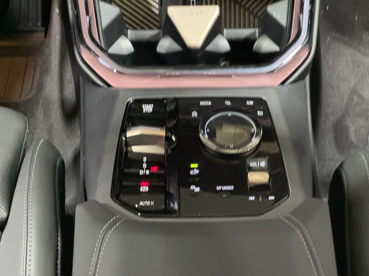 BMW X3 Vehicle Full-screen Gallery Image 17