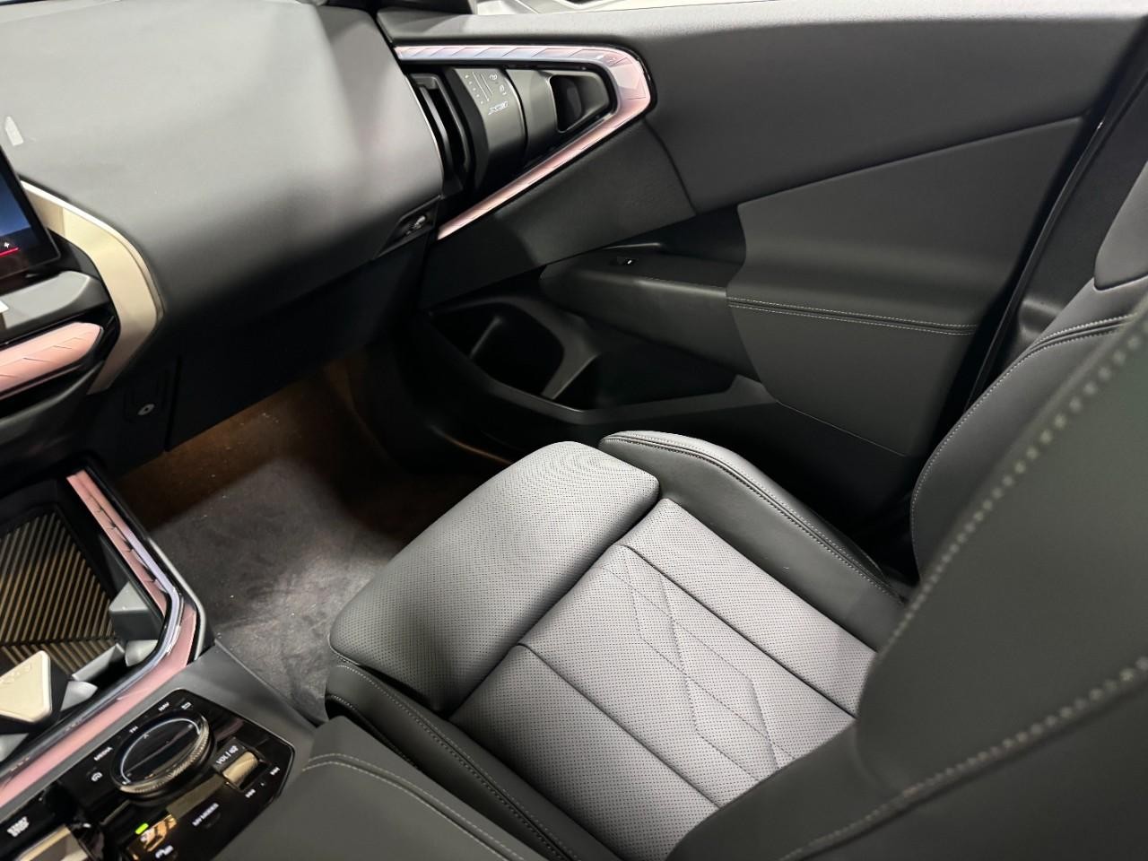 BMW X3 Vehicle Full-screen Gallery Image 18