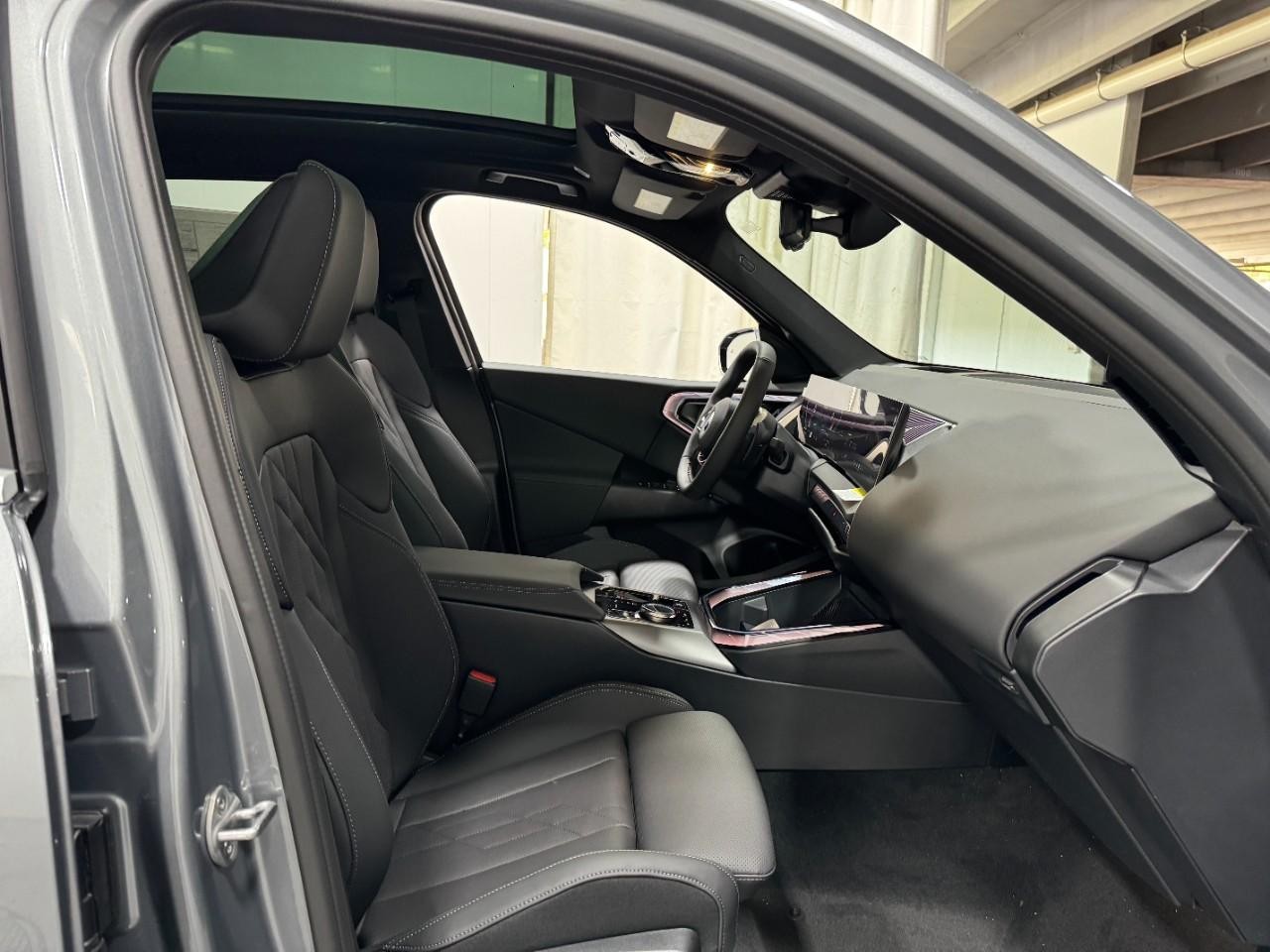 BMW X3 Vehicle Full-screen Gallery Image 19