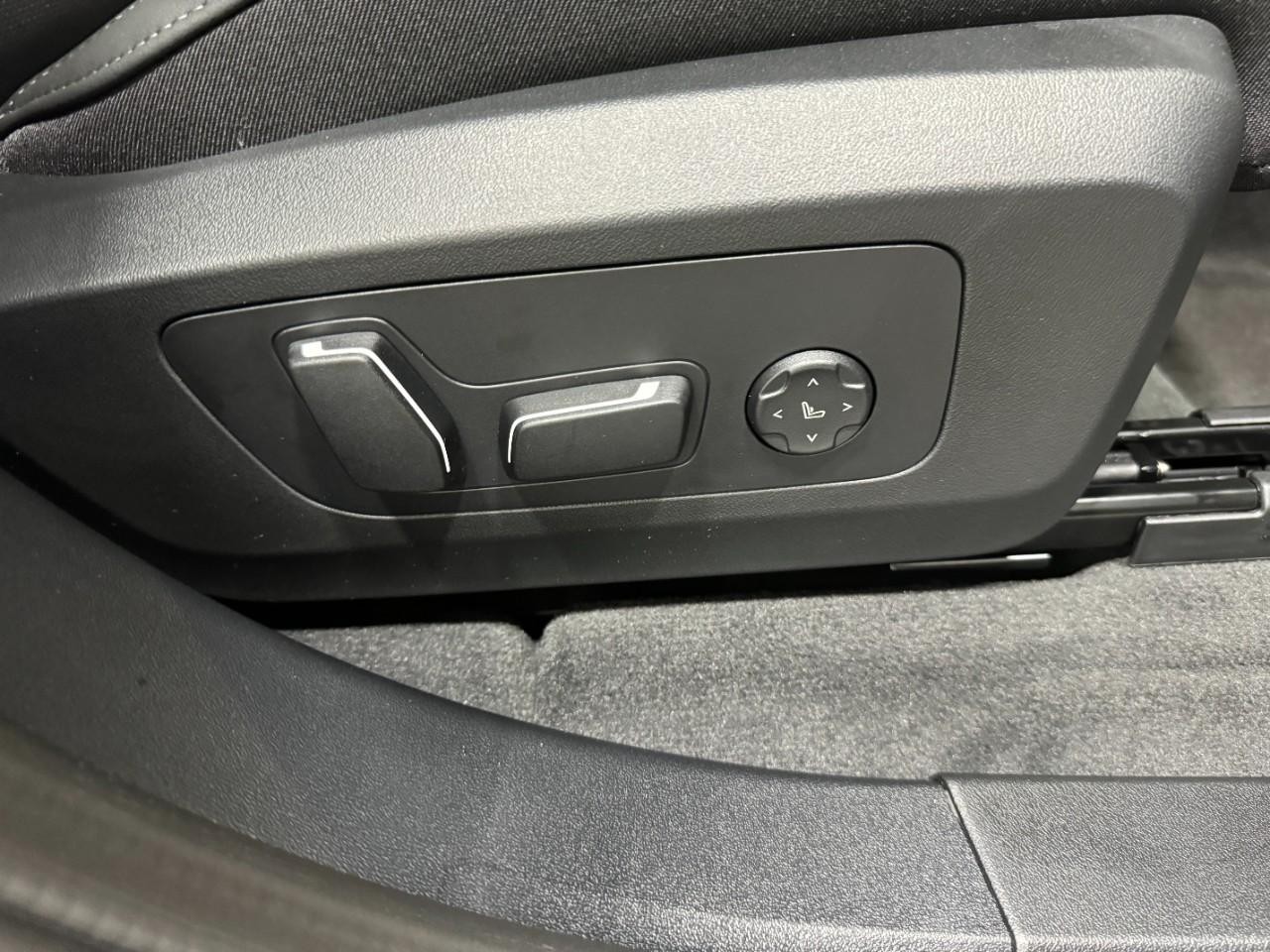 BMW X3 Vehicle Full-screen Gallery Image 21