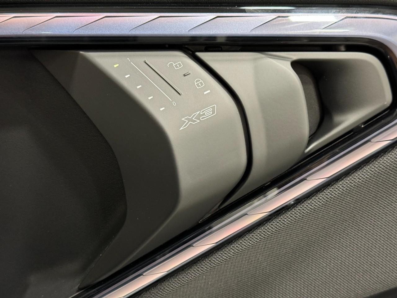 BMW X3 Vehicle Full-screen Gallery Image 22