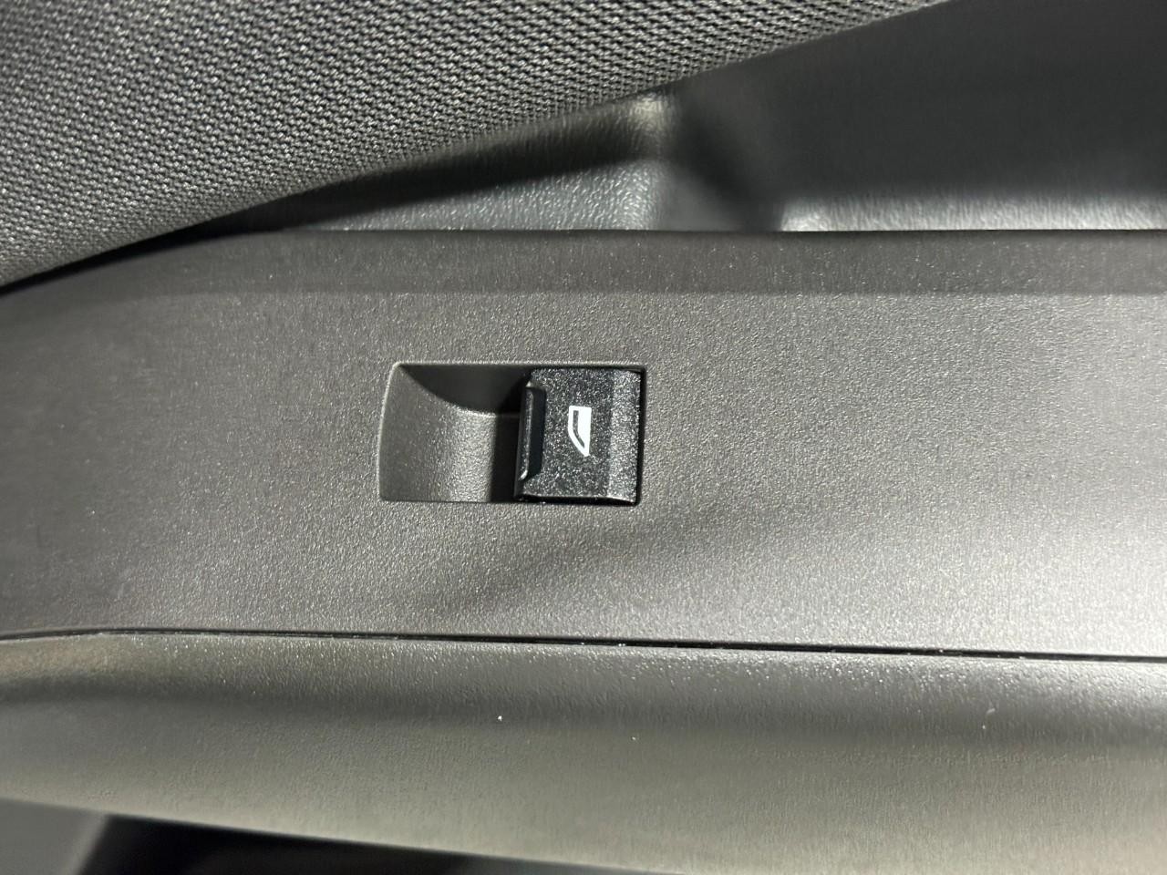 BMW X3 Vehicle Full-screen Gallery Image 23