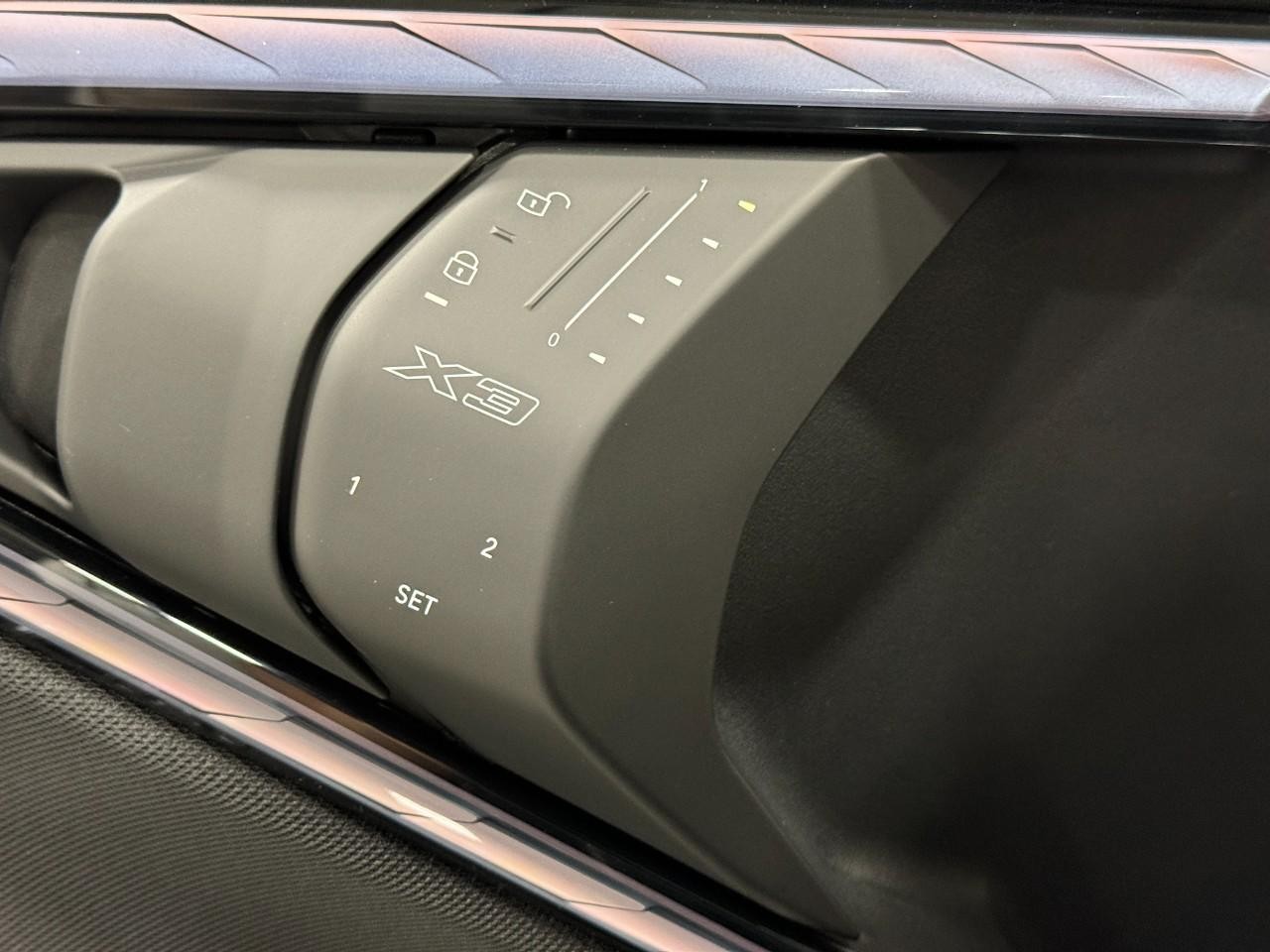 BMW X3 Vehicle Full-screen Gallery Image 24