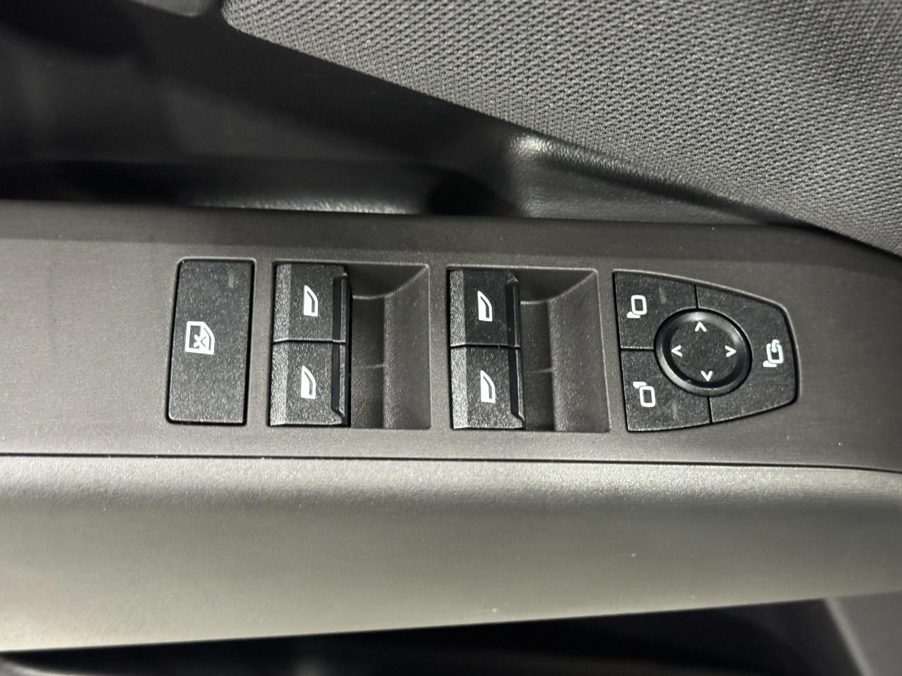 BMW X3 Vehicle Full-screen Gallery Image 25